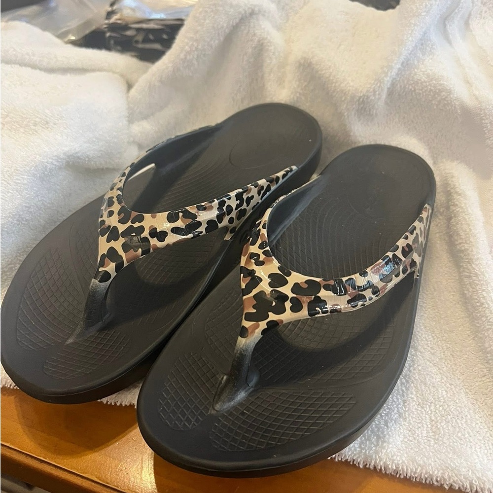 OOFOS Black and Leopard Print Sandals